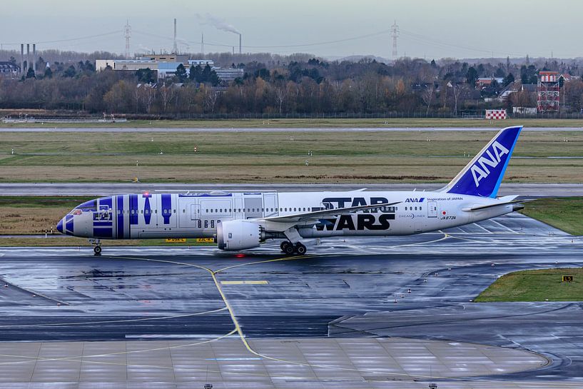 ANA Boeing 787-9 Dreamliner met Star Wars livery. van Jaap van den Berg