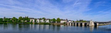 Maastricht zicht over de Maas met de St. Servaasbrug