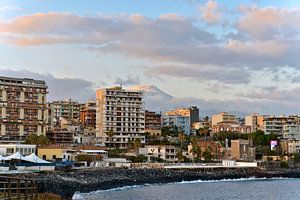Bucht von Catania mit Blick zum Vulkan Ätna 