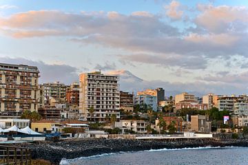 Bucht von Catania mit Blick zum Vulkan Ätna  von Silva Wischeropp