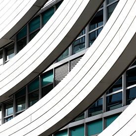 Het is een must voor architectuurliefhebbers: de MedienHafen in Düsseldorf heeft grote namen. Met het driedelige, organisch gevormde gebouwenensemble Neuer Zollhof heeft de beroemde architect Frank O. Gehry een echt herkenningspunt in Düsseldorf gecreëerd. van peter reinders