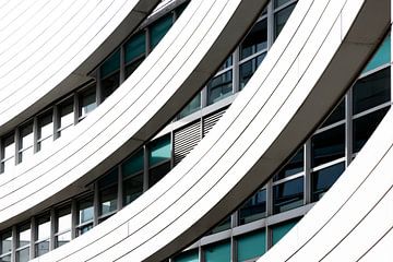 Het is een must voor architectuurliefhebbers: de MedienHafen in Düsseldorf heeft grote namen. Met het driedelige, organisch gevormde gebouwenensemble Neuer Zollhof heeft de beroemde architect Frank O. Gehry een echt herkenningspunt in Düsseldorf gecreëerd. van peter reinders