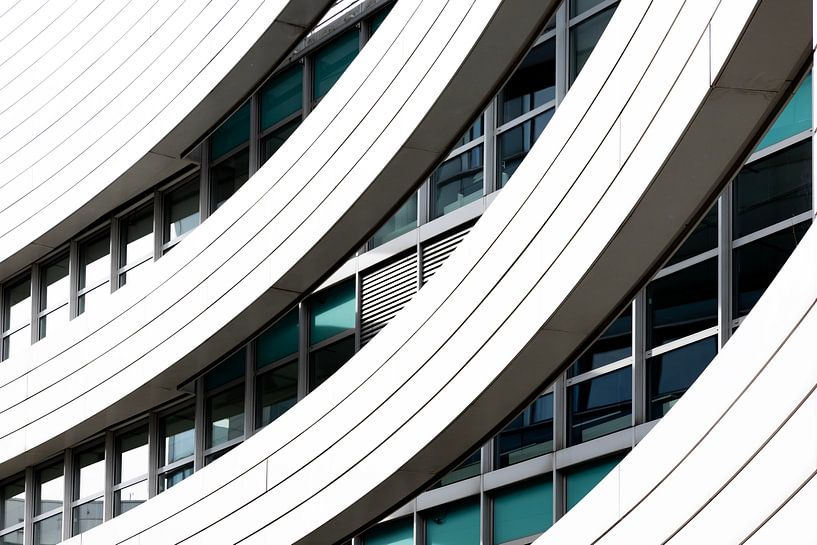 C'est un must pour les amateurs d'architecture : le MedienHafen de Düsseldorf a de grands noms. Avec le Neuer Zollhof, un ensemble de bâtiments en trois parties de forme organique, le célèbre architecte Frank O. Gehry a créé un véritable point de repère à Düsseldorf. par peter reinders