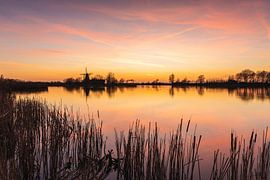 Coucher de soleil apaisant avec un moulin au bord du Schagerwiel sur Bram Lubbers