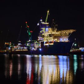 McDermott (Amazon) in Maashaven, Rotterdam van Bas Vogel