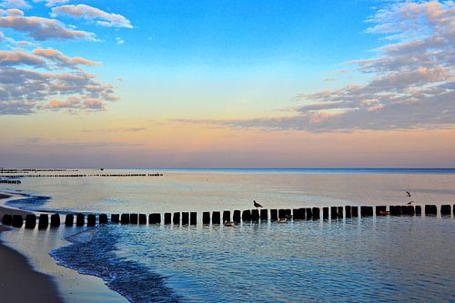 Ambiance du soir sur la plage de la mer Baltique polonaise près de Rewal