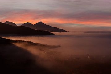 Misty morning sunrise van Leon Brouwer