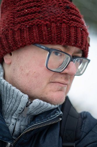 Winterse Reflectie: Een Moment van Stille Zelfreflectie in de Sneeuw