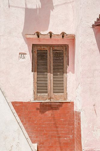 Raam Met Shutters In Een Roze Gebouw Op Procida, Italië