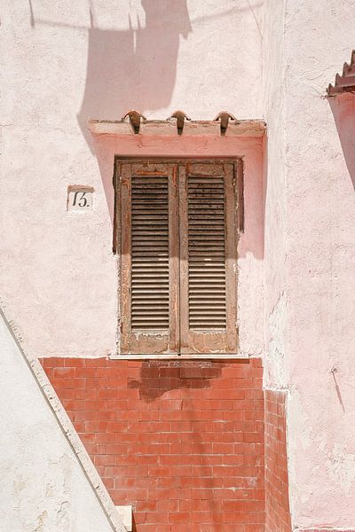 Raam Met Shutters In Een Roze Gebouw Op Procida, Italië van Henrike Schenk