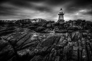 Leuchtturm mit Felsen Küstenlandschaft in Norwegen in schwarzweiss. von Manfred Voss, Schwarz-weiss Fotografie