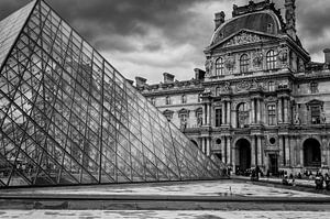 Een kijkje bij het Louvre - Parijs van Michael Bollen