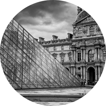 Een kijkje bij het Louvre - Parijs van Michael Bollen