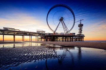 ferris wheel on the Pier at Scheveningen at sunset by gaps photography