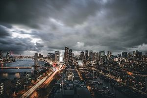 Donkere wolken boven Rotterdam van MAT Fotografie