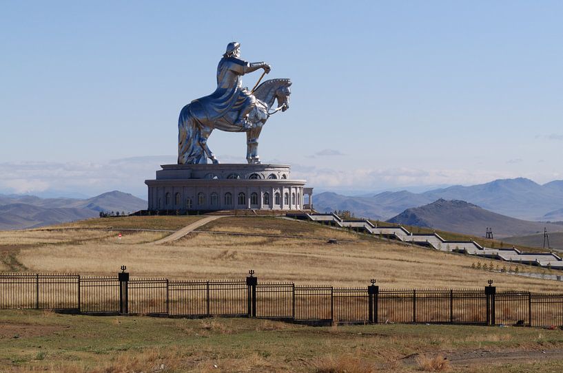 monument khan van Robert Lotman