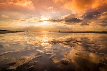 reflection in the sea by peterheinspictures