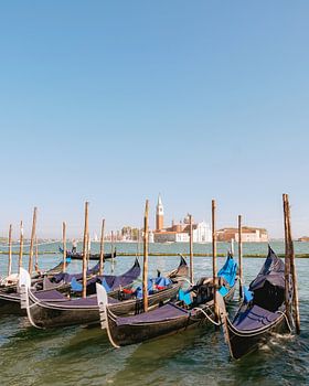 Gondeln im sonnigen Venedig