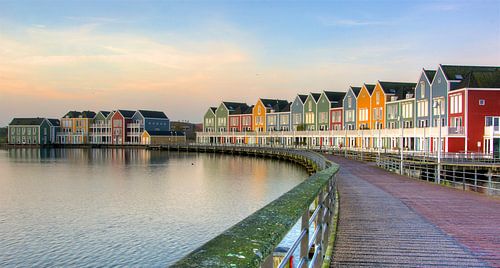Kleurrijke huizen aan de Rietplas in Houten