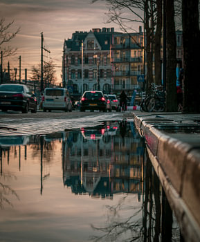 Straatfotografie met reflectie auto