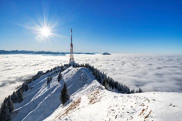 Bergen boven de zee van wolken van Andreas Föll