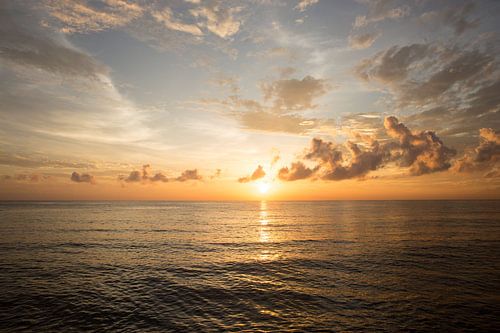 Zonsondergang op zee in Indonesië
