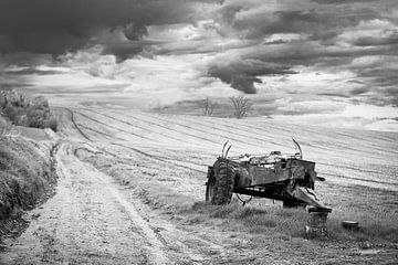 Zwart-wit retro tractor print | wolken veld weide landbouw boerderij | natuurfotografie Kunst van An Rogier