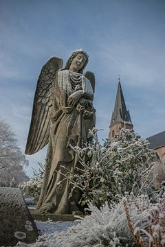 Das ruhige Sankt Marien im Schnee im Winter von Patrick Verhoef