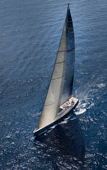 Segeln mit Superyacht auf dem Mittelmeer. Blick aus dem Hubschrauber.