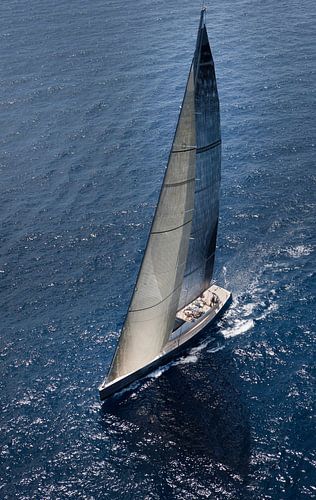 Segeln mit Superyacht auf dem Mittelmeer. Blick aus dem Hubschrauber.