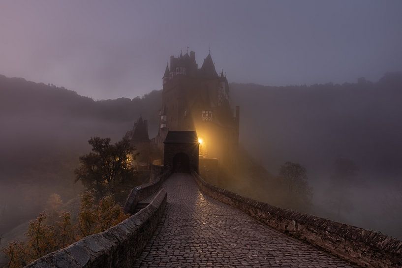 Neblige Burg Eltz von Jan Koppelaar