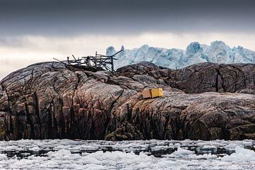 Door vissers achtergelaten materiaal op een rots in Disko Bay, Groenland van Martijn Smeets