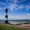 Verlicht uw ruimte met een uniek stuk wanddecoratie: De Vuurtoren van Breskens en een majestueus vrachtschip op de Westerschelde. van Eriks Photoshop
