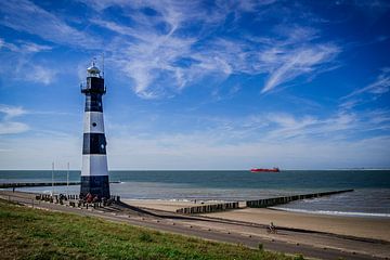 Verlicht uw ruimte met een uniek stuk wanddecoratie: De Vuurtoren van Breskens en een majestueus vrachtschip op de Westerschelde. van Eriks Photoshop