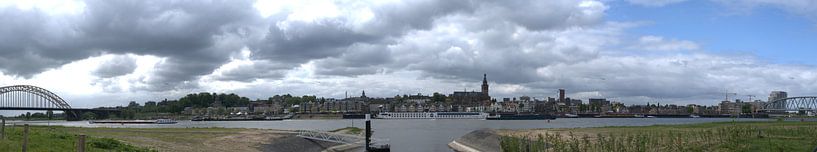 Skyline panorama Nijmegen in kleur van Lonneke Klomp