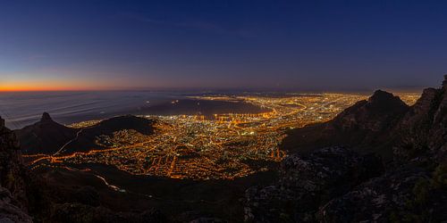 Panorama van Kaapstad bij nacht