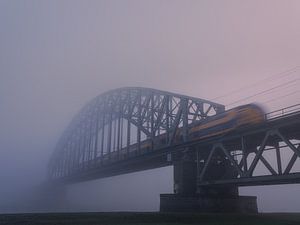 Eisenbahnbrücke im Nebel von Eddy Westdijk