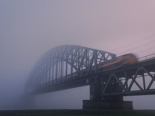 Spoorbrug in de mist