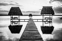 Houten pier in zonsondergang