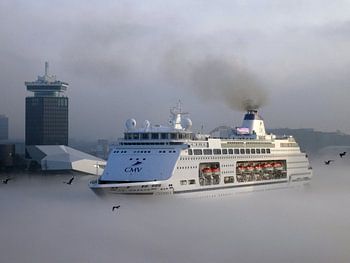 Amsterdam cruiseschip in de mist