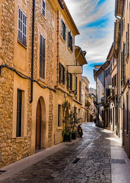 Rue étroite de la ville méditerranéenne de Pollensa à Majorque par Alex Winter