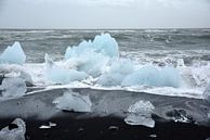 Ijsschotsen op zwarte lavastrand bij ijsmeer Jokulsarlon, Ijsland van Jutta Klassen thumbnail
