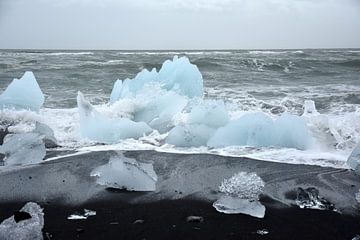 Ijsschotsen op zwarte lavastrand bij ijsmeer Jokulsarlon, Ijsland van Jutta Klassen
