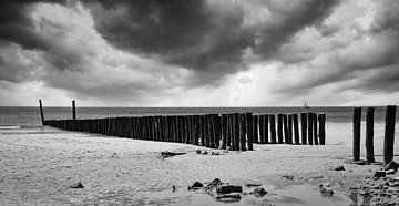 Sturm an der Küste von Zeeland, Zoutelande in schwarz und weiß von Marjolein van Middelkoop
