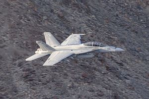 Tief fliegende Boeing F/A-18F Super Hornet der U.S. Navy.