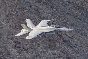 Laagvliegende U.S. Navy Boeing F/A-18F Super Hornet.