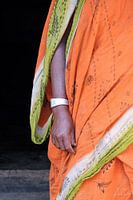 Orangensaree mit Armband
