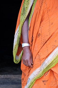 Oranje sari met armband