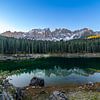 Panorama du lac Karersee dans les Dolomites dans la lumière du petit matin sur Lex van Doorn