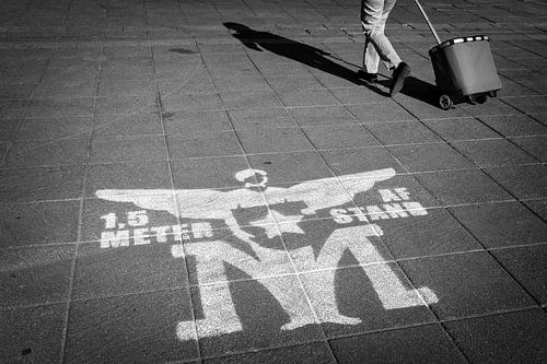 Maastrichts sjabloon voor 1,5 meter afstand met wandelaar van Streets of Maastricht